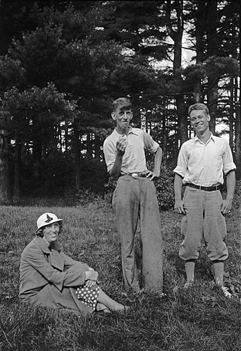 1934 Amy and Bill Watt hang out with Jim Parsons