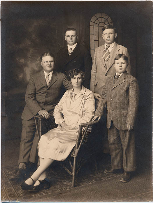 1926 Studio portrait Hurelle Family with Elmer, Della, Walter, Claude and Willard